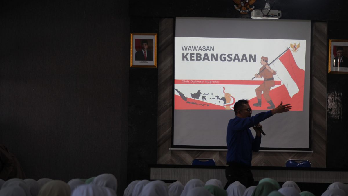 Aksi Pak Dwiyoso Nugroho dalam materi Literasi Kebangsaan [Dok. N Aurellia CW]