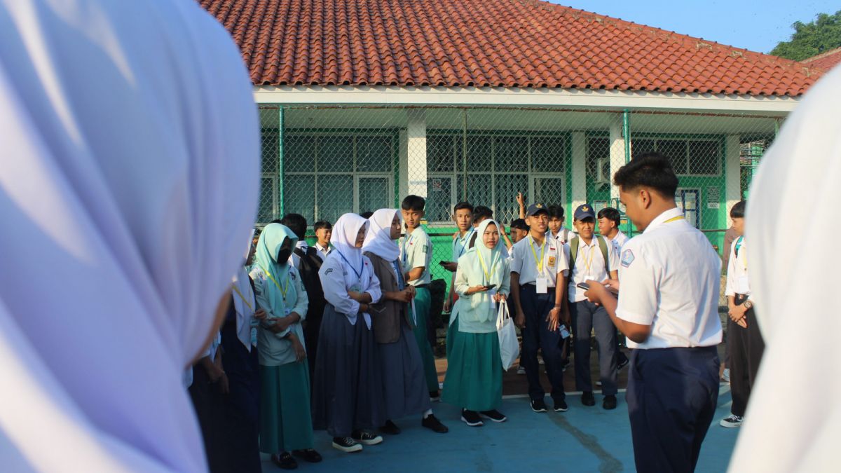 Seru Siswa Baru dalam PLS SMAN 1 Cijeruk bersama pendamping [Dok. N Aurellia CW]