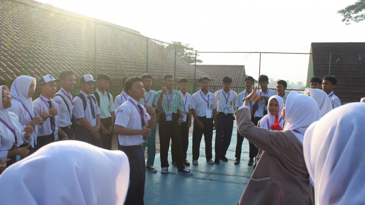 Senyum-senyum dulu Siswa Baru dalam PLS SMAN 1 Cijeruk [Dok. N Aurellia CW]