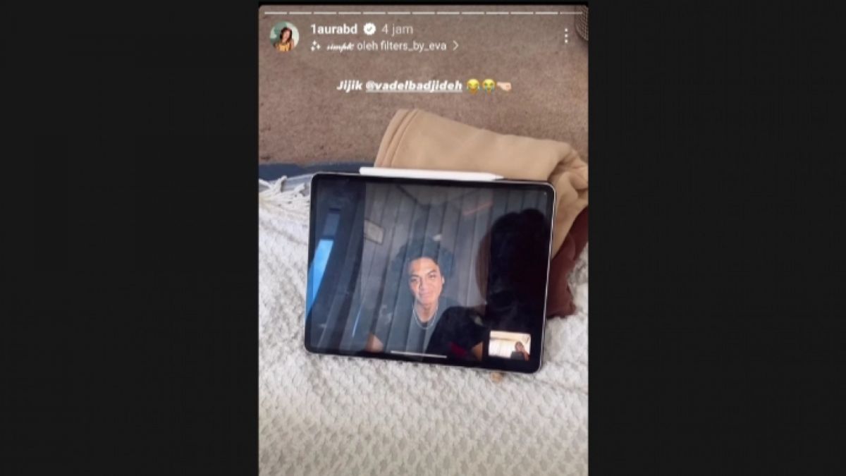 Lolly saat video call dengan sang pacar Vadel Alfajar Badjideh [Tangkapan layar Insta Strory @1aurabd]