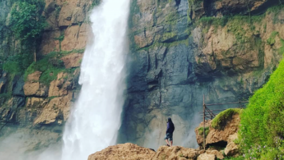 Curug Cimarinjung [Tangkapan layar Instagram @aa_gondroong]