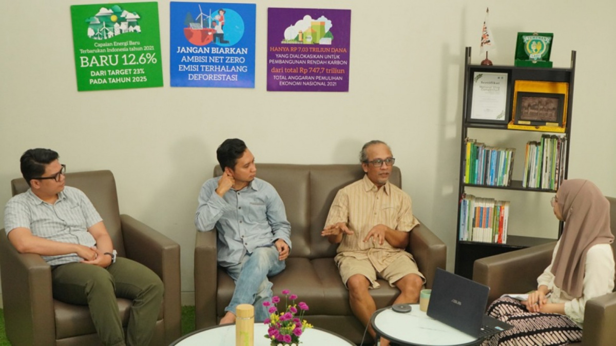 Kiri ke kanan: Ferdian Yazid, Program Manager Natural Resource and Economic Governance Transparency International Indonesia; Mufti Barri, Direktur Eksekutif Forest Watch Indonesia; Yuyun Indradi, Direktur Eksekutif Trend Asia; dan Intan Lestari, Program Assistant Hutan dan Iklim Yayasan Madani Berkelanjutan. [Yayasan Madani Berkelanjutan]