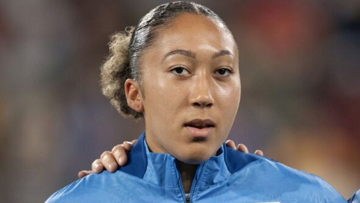 Lauren James sebelum bertanding [Daily Express]