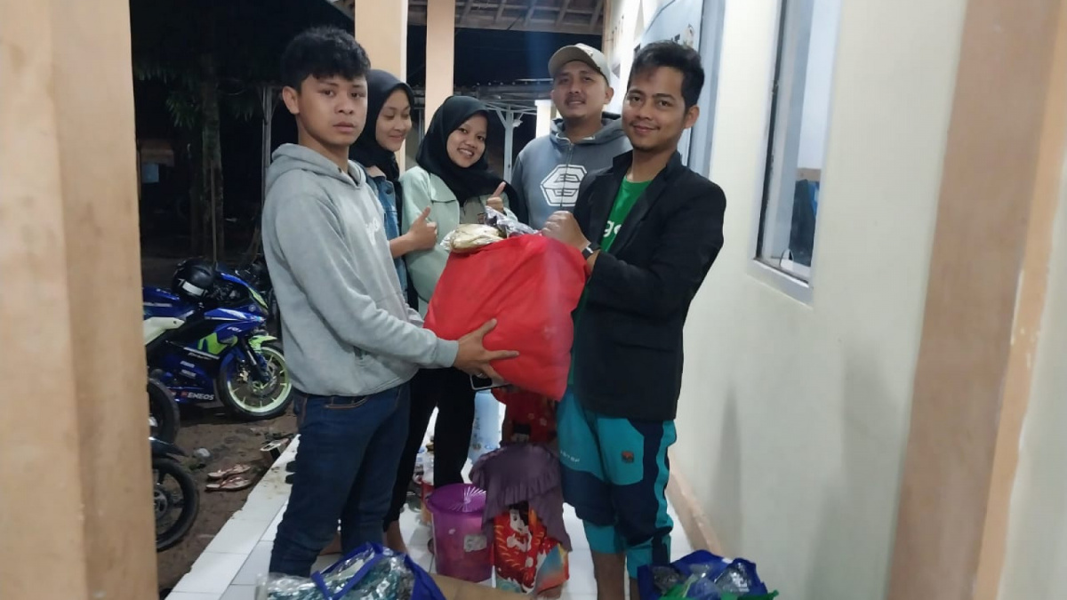 Penyerahan Bantuan Cisadane Resik Rescue Banjir Bandang di Leuwisadeng Bogor [Dok. Cisadane Resik]