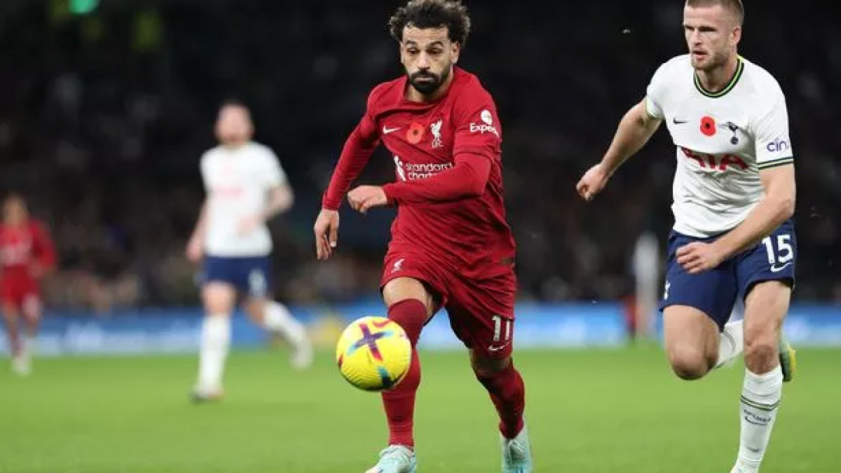 Mohamed Salah beradu lari dengan bek Tottenham, Eric Dier [liverpool.com]