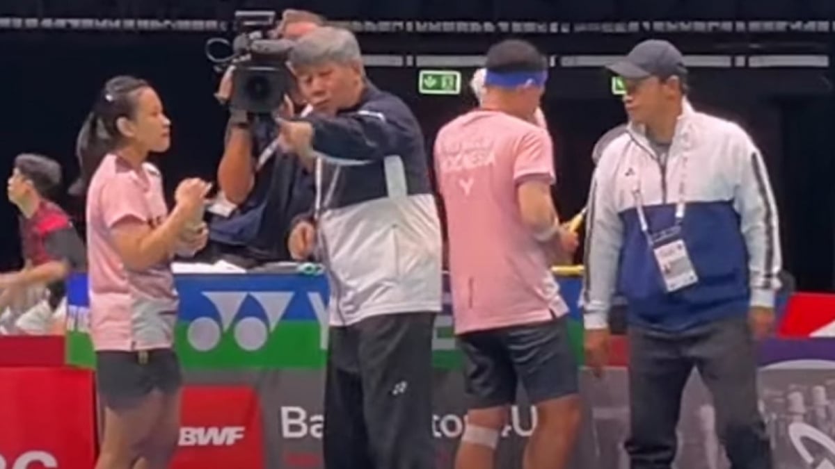 Herry IP dan Rinov/Pitha di Kejuaraan Dunia 2023 [tangkapan layar dari akun Youtube Bangku Penonton]