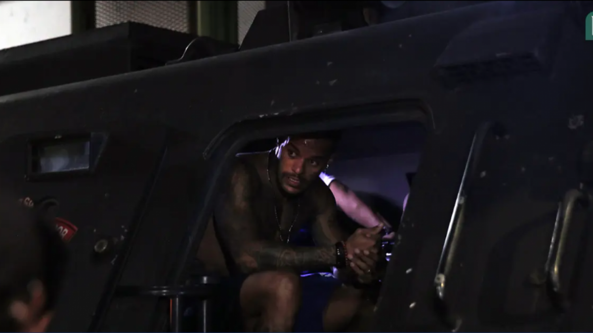 David Da Silva lepas baju akibat kepanasan di dalam rantis [tangkapan layar dari bola.com]