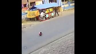 Viral Video Motor Seruduk Gerobak Sate, Netizen: Ini Siapa yang Salah?