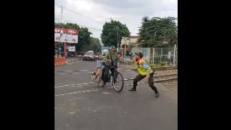 Viral Seorang Kakek Nyaris Tertabrak Kereta Api, Netizen: Ada Masalah Apa Kek?