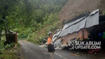 Hujan Deras Sebabkan Jalan di Cidahu Sukabumi Tertutup Longsor