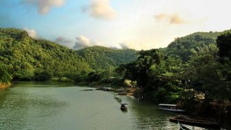 Berwarna dan Bau, Warga Keluhkan Pencemaran Air di Sungai Cikaso