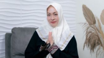 Cara Angelina Sondakh Hormati Ayah di Pemakaman Tuai Sorotan