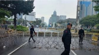 Brimob Pasang Barikade untuk Cegah Mahasiswa Masuk ke Istana Negara