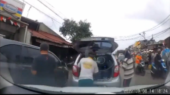 Ulah Emak-Emak Ini Membuat Geram, Warganet: Dikira Jalan Punya Nenek Moyangnya Kali!