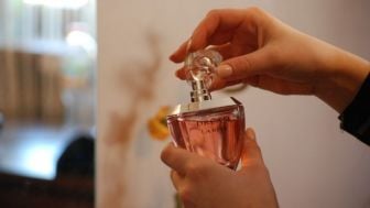 5 Tips Agar Parfum Kamu Lebih Tahan Lama Saat Digunakan