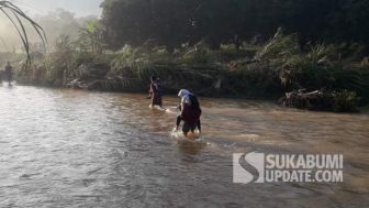 Gegara Jembatan Rusak, Para Pelajar Sebrangi Sungai Digendong Orang Tua Demi Sekolah