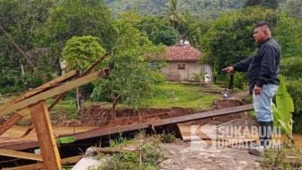 Jembatan Gantung di Cimalin Ambruk Akibat Banjir