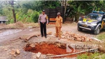 Akibat Longsor Jalana di Desa Cikakak Amblas