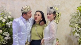 Baru Menikah Pengantin Pria Sudah 'Nyosor' Wanita Lain di Depan Pasangannya