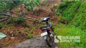 Longsor di Cidolog Buas Akses Jalan Tertutup