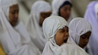 Menguap Saat Salat Membuat Batal? Ini Penjelasan Habib Muhammad Al-Muthohar