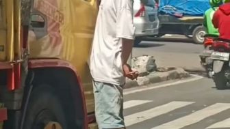 Aksi Pria Palak Sopir Truk Di Lampu Merah Jembatan 3 Jakarta Utara