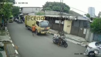 Aksi Pencurian Tas Sopir Truk Oleh Dua Pemuda Di Jalan Cengkreng Barat