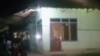 Kronologi Wanita Yang Berada Diatas Genteng Diduga Kesurupan