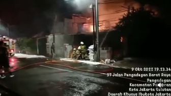 Toko Material Terbakar Dikawasan Pangadegan, Pancoran, Jakarta