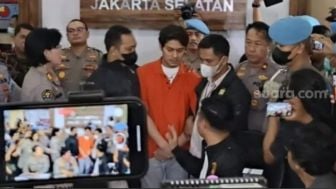 Rizky Billar Resmi Jadi Tersangka, Langsung Pakai Baju Tahanan