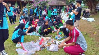 Siswa  SMA SMK  di Kabupaten Bogor melakukan Audit Merk sampah Plastik di Sungai Cisadane