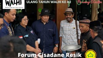 Menteri KLHK Menerima Seeng dari Saung Pelestarian Penca Pusaka Cimande (SP3C) pada Ulang Tahun Walhi ke 42