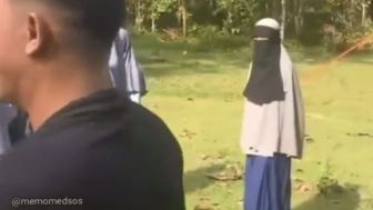 Wanita Bercadar Diam Melihat Aksi Teman-Temanya yang Sedang Joget, Warganet: The Real Pengguna Jilbab yang Sebenarnya!