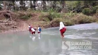 Jembatan Terputus, 300 Warga Desa Nangela Terpaksa Sebrangi Sungai Deras