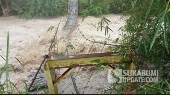 Jembatan Penghubung Dua Desa di Sukbumi Hancur Karena Luapan Air