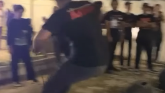 Gagal Bergaya di Depan Penonton, Pemuda Ini Malah Kejengkak Saat Loncat ke Atas Sound