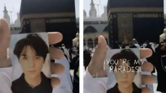 Viral Penggemar BTS Bawa Foto Idola dan Doakan Depan KaBah, Auto Dihujat Warganet