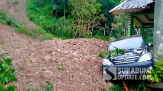 Jalan Kabupaten di Kecamatan Cidolog Sukabumi Tertutup Akibat Longsor