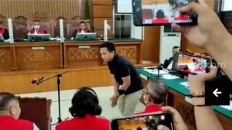 Bharada E Sungkem Meminta Maaf Kepada Orang Tua Brigadir J