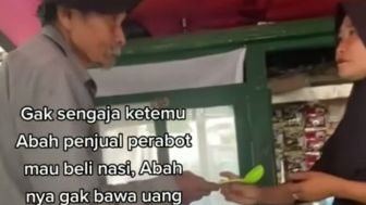 Mengharukan! Seorang Kakek Penjual Perabot Tukarkan Centong Demi Bisa Makan