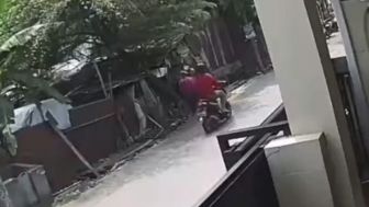Aksi Penjambretan Seorang Wanita Terekam Kamera CCTV di Bekasi