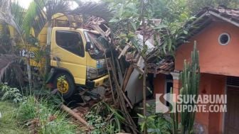 Rumah di Lengkong Sukabumi Ditabrak Oleh Truk Hingga Rusak Parah