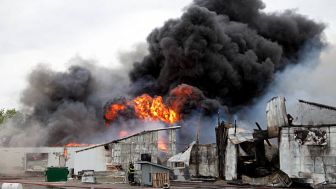 Kebakaran di Cikembar Hanguskan Kios dan Kendaraan, Kerugian Diperkirakan Capai Rp500 Juta
