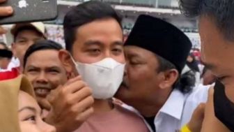 Viral Gibran Rakabuming Dicium Bapak-Bapak, Jadi Bahan Candaan Kaesang Pangarep