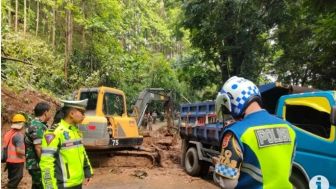 Akses Sukabumi-Palabuhanratu Lumpuh Akibat Longsor