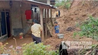 Warga Desa Bojonggaling Sukabumi Harus Mengungsi Akibat Longsor