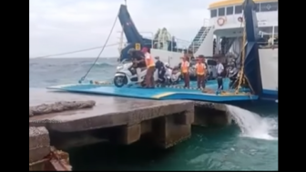 Pemotor Nyaris Jatuh dari Kapal Karena Ombak Besar