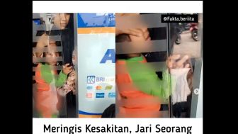 Jari Anak ini Kejepit Pintu ATM Sampai Membiru, Warganet: Pecahin Kacanya!