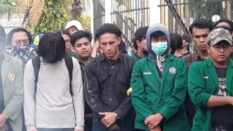 Demo Tolak UU Cipta Kerja, Jefri Nichol Lempar Payung ke DPR, Simbol Matinya Payung Perlindungan di Indonesia