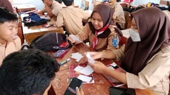 Arti dan Contoh Majas Alusio dalam Bahasa Sunda